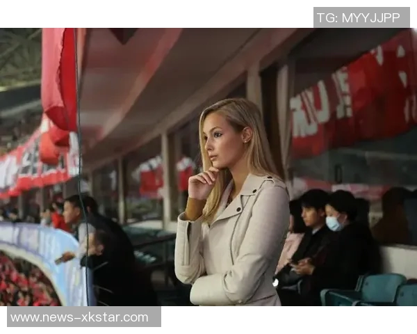 小吧社交秀里奇女友身材大放异彩瓦尔加魅力四射穿旗袍短裙引人注目